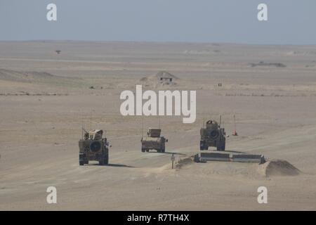 Ein Konvoi von der 1670th Transportation Company führt Schulungen im Bereich komplexer, Camp Udairi Buerhing, Kuwait, 21. März 2017. Der Konvoi live Fire Training soll Soldaten zu trainieren Ziele zu engagieren, während man sich bewegt. Stockfoto