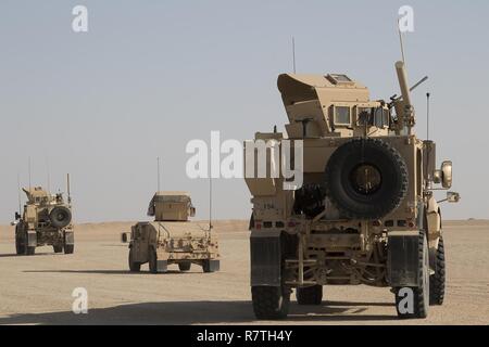 Ein Konvoi von der 1670th Transportation Company führt Schulungen im Bereich komplexer, Camp Udairi Buerhing, Kuwait, 21. März 2017. Der Konvoi live Fire Training soll Soldaten zu trainieren Ziele zu engagieren, während man sich bewegt. Stockfoto