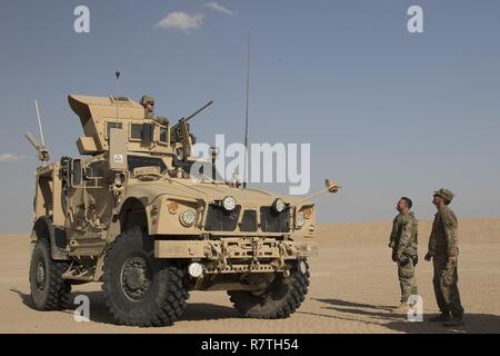 Ein Fahrzeug aus der 1670Th Transportation Company bereitet Konvoi Ausbildung an der Udairi Bereich komplexe durchzuführen, Camp Buerhing, Kuwait, 21. März 2017. Der Konvoi live Fire Training soll Soldaten zu trainieren Ziele zu engagieren, während man sich bewegt. Stockfoto