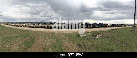 CINCU, Rumänien – Soldaten von der South Carolina Army National Guard, 122. Pionierbataillon 59. Truppe-Befehl, der United States Army Reserven, 702. horizontale Ingenieur-Unternehmen, 844th Engineer Battalion, 926th Ingenieur-Brigade und die rumänische Land-Kräfte inszeniert engineering Fahrzeuge und Geräte in Vorbereitung für den Einsatz während der Resolute Burg 2017 zur Unterstützung der Operation Atlantic zu beheben. Stockfoto