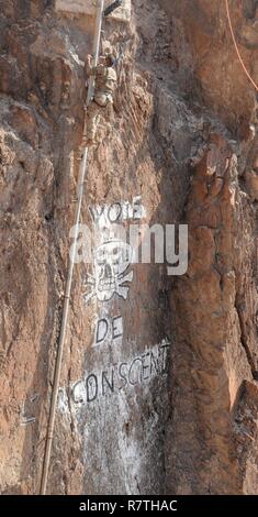 Ein Soldat 1 Bataillon zugeordnet, 153 Infanterie Regiment, 39th Infantry Brigade Combat Team der Pole während der Französischen Desert Commando Kurs in Dschibuti, Afrika, 8. April 2017 klettert. Die Soldaten erkannt, dieses Hindernis als eine der schwierigsten. Stockfoto