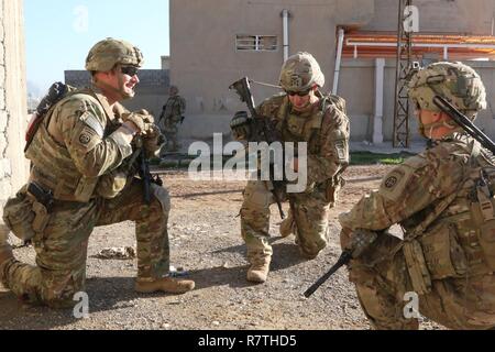 US Army Fallschirmjäger, eingesetzt zur Unterstützung kombiniert Joint Task Force - Betrieb innewohnende beheben, Huddle zum Schutz der Truppe zu diskutieren will ermöglichen PartnerInnen irakische Sicherheit Kräfte durch die Beratung und Unterstützung Mission, um die militärische Niederlage der ISIS im Westen des Irak, 25. März 2017 erreichen. Die Fallschirmjäger, die Charlie Kompanie, 2. Bataillon, 325. Infanterie-Regiment, 2nd Brigade Combat Team, 82nd Airborne Division zugewiesen ermöglicht die irakischen Sicherheitskräfte durch die beraten und unterstützen Mission beitragen, Planung, Intelligenzansammlung und Analyse, Schutz und precis Stockfoto