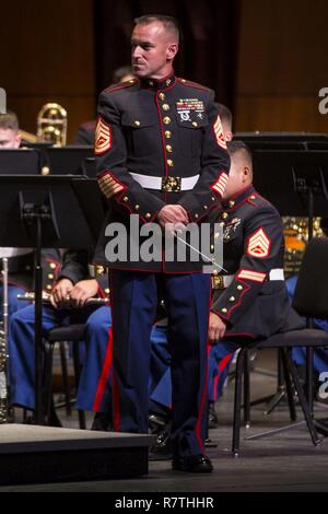Us Marine Corps Gunnery Sgt. Gary Robison, ein Dirigent mit 1St Marine Division Band wartet, während der 1. Marine Division Band 9. jährliches Konzert in der Kalifornien Mitte für die künste, Escondido, Kalifornien, USA, 4. April 2017. Die Performance, die Verpflichtung, das Marine Corps' musikalische Exzellenz und in die Gemeinschaft angezeigt, während die traditionellen militärischen Stücke aus dem Ersten Weltkrieg ära durchzuführen. Stockfoto