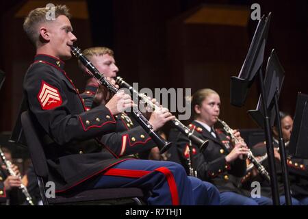 Us Marine Corps Sgt. Jared Dumois, ein Musiker mit der 1. Marine Division Band spielt während der 1. Marine Division Band 9. jährliches Konzert in der Kalifornien Mitte für die künste, in Escondido, Kalifornien, USA, 4. April 2017. Die Performance, die Verpflichtung, das Marine Corps' musikalische Exzellenz und in die Gemeinschaft während der traditionellen militärischen Stücke aus dem Ersten Weltkrieg ära angezeigt. Stockfoto