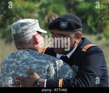 Feldprediger (MAJ) Joe Ward, West Virginia National Guard, Umarmungen Generalmajor Dion Pandy, ein Signal-Offizier im Pentagon, bei der Beerdigung für Pandy Vater, im Ruhestand Master Sgt. David Pandy Jr., in Ladyville, Belize am 30. März 2017. Kaplan Ward wird Task Force Jaguar und U.S.-Belize Partnerschaft Übung Beyond the Horizon 2017-Belize, eine humanitäre Mission umfasst drei Gesundheitswesen Veranstaltungen und vier Bauvorhaben zur Verbesserung der Gesundheit und Bildung Infrastruktur der Belizean Gemeinschaften zugewiesen. Stockfoto