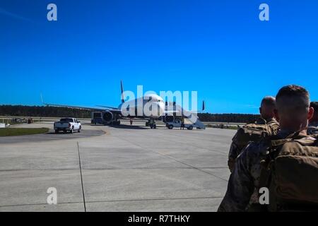 Marines bereiten Sie in ein Flugzeug steigen bei Marine Corps Air Station Cherry Point, N.C., April 8, 2017. Die Marines nahmen an einem kontinentalen US-Alert Kraft die die Marines Marinestation Guantánamo Bay, wo Sie die Möglichkeit, eine ganze Firma von Marines in ein fremdes Land kurzfristig umziehen demonstriert gesendet. Die Marines sind mit 3Rd Battalion, 2nd Marine Regiment. Stockfoto