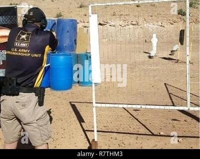 ST. GEORGE, Utah - Spezialist Jakob Hetherington, Action Shooting, von Prescott, Arizona, engagiert sich der Stahl Poppers, die eine pendelnde Ziel an der 2017 Vereinigten Staaten praktische Shooting Association Area One Meisterschaften, 29./30. März in St. George, Utah zu aktivieren. Schwingende Ziele sind einige der schwierigsten während einer uspsa Spiel zu schlagen. Übergang von einer statischen Stahl zu einer beweglichen Karton Ziel schnell nimmt viel Geschick und schnell trennt top Wettbewerber aus durchschnittlichen tireur. Stockfoto