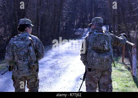 1. Sgt. Elsi A. Inoa-Santos, Senior Eingetragen von Sitz und Betrieb Unternehmen, Staff Sgt. Jack J. Garabito, sowohl der militärische Geheimdienst 742nd Bataillon, Durchführung von Schulungen für die Einheiten "Hawk" Übung 29. März an Schießpulver militärische Reserve Center in Maryland zugeordnet. Die Schulungsveranstaltung wurde auf Krieger Aufgaben und Schlacht bohrt mit Gebäude combat readiness Ziel konzentriert. Stockfoto