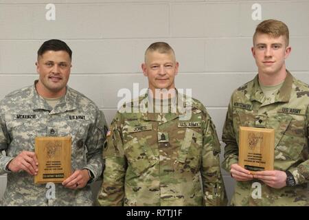 Staff Sgt. Nathan McKenzie und SPC. Tyson Montgomery pose mit dem Ohio Army National Guard State Command Sergeant Major Rodger Jones nach dem Gewinn der besten Krieger Wettbewerb im Camp Ravenna gemeinsamen militärischen Training Center am 25. März, 2017. McKenzie und Montgomery triumphierten über ihren Kollegen sowohl in der Non-Commissioned Officer und Junior Kategorien eingetragen. Stockfoto