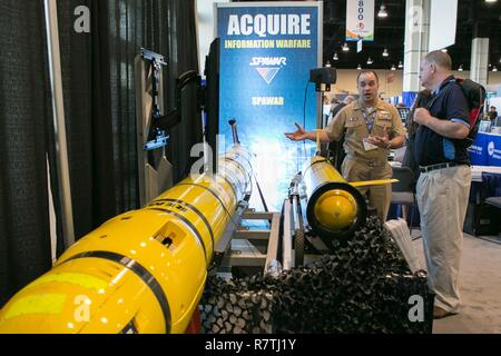 NATIONAL HARBOR, Md., (4. April 2017) Lt.Cmdr. Dave Ziemba, Arktis Affairs Officer, Task Force Klimawandel erklärt, wie die Marine verwendet Littoral Battlespace Sensing unbemannte Unterwasserfahrzeuge (LBS-UUVs) Informationen aus dem Ozean zu erfassen in der operativen Entscheidungsfindung zu unterstützen. Die LBS-UVV ist in zwei Fahrzeugtypen, ein segelflugzeug und ein autonomes undersea Fahrzeug. Sie verbessern die Deckung, Genauigkeit und Präzision der Charakterisierungen der Umwelt gegenüber herkömmlichen Methoden der Datenerhebung. PEO C4 beteiligte ich mich an der Navy League Sea-Air-Space Exposition als Teil der Marine Info Stockfoto