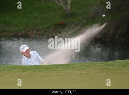 Gen Sauers, Professional Golfers' Association Golfspieler, hits a Golf Ball aus einem Sandkasten während der Mississippi Gulf Resort Classic Abschlussfeier an der gefallene Eiche Golfplatz, 2. April 2017, in Saucier, Fräulein Col. Michele Edmondson, 81st Training Wing Commander und Keesler Personal an den Festlichkeiten teil. Stockfoto