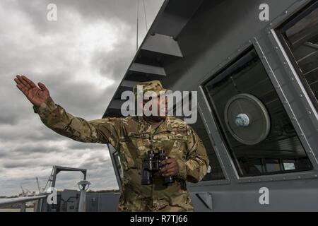 Sgt. Nigel Sonnylal, ein US Army Reserve watercraft operator Soldaten des 949Th Transportation Company, eine Einheit, die in watercraft Operationen, Fracht- und Wasserfahrzeuge Engineering spezialisiert hat, stellt für eine Reihe von Portraits, die sich an Bord eines Schiffes für die logistische Unterstützung in Baltimore, Md., April 7-8, 2017. Stockfoto