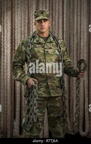 Spc. Dylan Schön, ein US Army Reserve watercraft Ingenieur Soldaten des 949Th Transportation Company, eine Einheit, die in watercraft Operationen, Fracht- und Wasserfahrzeuge Engineering spezialisiert hat, stellt für eine Reihe von Portraits, die sich an Bord eines Schiffes für die logistische Unterstützung in Baltimore, Md., April 7-8, 2017. Stockfoto