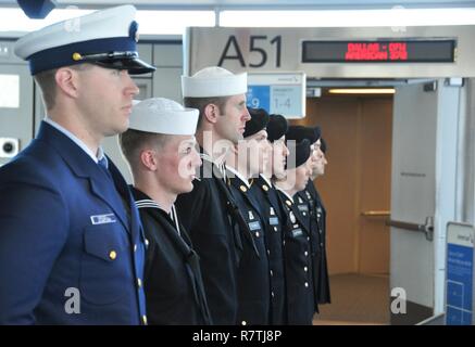 AURORA, Colo (Apr. 3, 2017) Ehrenmedaille (MOH) Empfänger Command Sergeant Major (Ret.) Robert M. Patterson und Kapitän (Ret.) Thomas G. Kelley waren bei der Ankunft am internationalen Flughafen Denver von Seglern aus Navy Information Operations Command Colorado (NIOC CO)/Commander Task Force 1080 (CTF-1080) am 3. April geehrt. Der unerwartete Besuch führte in einer großen Menschenmenge Versammlung am Terminal Gate der MOH-Empfänger für Ihren Mut und Heldentum zu danken. Die MOH-Empfänger sind, das durch das Zentrum für amerikanische Werte, um für die Medaille 2017 des Übereinkommens am 12. vorbereiten Stockfoto