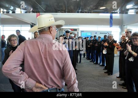 AURORA, Colo (Apr. 3, 2017) Ehrenmedaille (MOH) Empfänger Command Sergeant Major (Ret.) Robert M. Patterson und Kapitän (Ret.) Thomas G. Kelley waren bei der Ankunft am internationalen Flughafen Denver von Seglern aus Navy Information Operations Command Colorado (NIOC CO)/Commander Task Force 1080 (CTF-1080) am 3. April geehrt. Der unerwartete Besuch führte in einer großen Menschenmenge Versammlung am Terminal Gate der MOH-Empfänger für Ihren Mut und Heldentum zu danken. Die MOH-Empfänger sind, das durch das Zentrum für amerikanische Werte, um für die Medaille 2017 des Übereinkommens am 12. vorbereiten Stockfoto