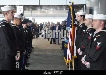 AURORA, Colo (Apr. 3, 2017) Ehrenmedaille (MOH) Empfänger Command Sergeant Major (Ret.) Robert M. Patterson und Kapitän (Ret.) Thomas G. Kelley waren bei der Ankunft am internationalen Flughafen Denver von Seglern aus Navy Information Operations Command Colorado (NIOC CO)/Commander Task Force 1080 (CTF-1080) am 3. April geehrt. Der unerwartete Besuch führte in einer großen Menschenmenge Versammlung am Terminal Gate der MOH-Empfänger für Ihren Mut und Heldentum zu danken. Die MOH-Empfänger sind, das durch das Zentrum für amerikanische Werte, um für die Medaille 2017 des Übereinkommens am 12. vorbereiten Stockfoto