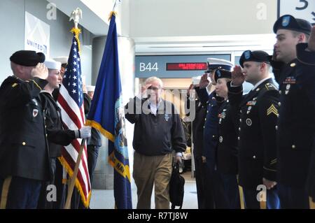 AURORA, Colo (Apr. 3, 2017) Ehrenmedaille (MOH) Empfänger Command Sergeant Major (Ret.) Robert M. Patterson und Kapitän (Ret.) Thomas G. Kelley waren bei der Ankunft am internationalen Flughafen Denver von Seglern aus Navy Information Operations Command Colorado (NIOC CO)/Commander Task Force 1080 (CTF-1080) am 3. April geehrt. Der unerwartete Besuch führte in einer großen Menschenmenge Versammlung am Terminal Gate der MOH-Empfänger für Ihren Mut und Heldentum zu danken. Die MOH-Empfänger sind, das durch das Zentrum für amerikanische Werte, um für die Medaille 2017 des Übereinkommens am 12. vorbereiten Stockfoto