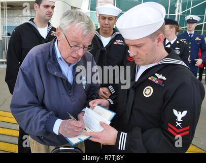 AURORA, Colo (Apr. 3, 2017) Ehrenmedaille (MOH) Empfänger Command Sergeant Major (Ret.) Robert M. Patterson und Kapitän (Ret.) Thomas G. Kelley waren bei der Ankunft am internationalen Flughafen Denver von Seglern aus Navy Information Operations Command Colorado (NIOC CO)/Commander Task Force 1080 (CTF-1080) am 3. April geehrt. Der unerwartete Besuch führte in einer großen Menschenmenge Versammlung am Terminal Gate der MOH-Empfänger für Ihren Mut und Heldentum zu danken. Die MOH-Empfänger sind, das durch das Zentrum für amerikanische Werte, um für die Medaille 2017 des Übereinkommens am 12. vorbereiten Stockfoto