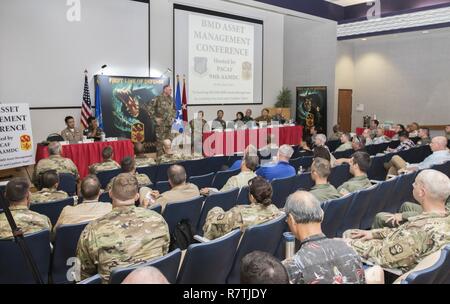 Major General Randall McIntire, Kommandant der US-Army Air Defense Artillery School diskutiert die Rolle der ADA in mehreren Domänen Schlacht mit dem Publikum während der Ballistic Missile Defense Asset Managementkonferenz. Die Sea Dragons des 94. Army Air and Missile Defense Command veranstaltete McIntire und Command Sergeant Major Finis Dodson, Befehl Sergeant-Major für der U.S. Army Air Defense Artillery School, 4. April 2017 in ihrem Hauptquartier auf gemeinsamer Basis Pearl Harbor-Hickam, Hawaii. Stockfoto