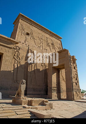 Hieroglypic Schnitzereien an der Wand am Eingang zum alten ägyptischen Tempel der Isis auf der Insel Philae Assuan Stockfoto