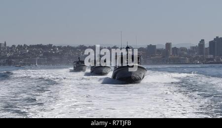 (24. März 2017) Segler an die in den Küstenzonen Riverine Squadron (CRS) 1 Manöver SeaArk 34-Fuß-Patrouillenboote in der Spalte Ausbildung während einer Übung im Hafen von San Diego zugeordnet. Die Coastal Riverine Force bietet Hafen- Sicherheit, hohe Wert Asset Protection und Maritime Security Operations in Küsten- und Binnenschifffahrt. Stockfoto