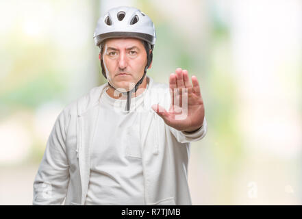 Schöne ältere Radfahrer Mann mit Fahrrad Helm über isolierte Hintergrund mit der offenen Hand tun, STOP-Schild mit ernsten und selbstbewussten Ausdruck, Verteidigung Stockfoto