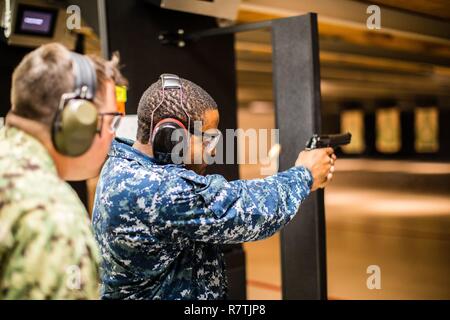 PATUXENT RIVER, Maryland (2. April 2017) - Gunner es Mate 2. Klasse Curtis Bradley, der NAS Patuxent River, bietet Unterricht für Feuer Controlman 3. Klasse Theophile Tata, ein Reservist mit Navy Reserve Naval Security Force (NR-NSF) Patuxent River, während eine Reihe Qualifikation am NAS Patuxent River.   Die Reservisten, Hauptsitz gehabt an Navy Operational Support Center Baltimore, der aktiven Dienst Polizei am NAS Patuxent River zu erweitern und über die gleiche Ausstattung und Angebot als die aktiven Dienst-Komponente zu qualifizieren. Stockfoto