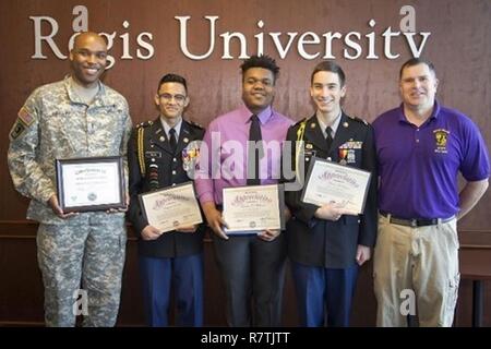 U.S. Army Chief Warrant Officer 2 Robert Heflin, Links, Colorado Army National Guard tk-manager und Junior Reserve Officer Training Corps Studenten und Führungskräfte aus Denver North High School zeigen ihre Zertifikate der Wertschätzung von der US Air Force Association 2017 CyberPatriot, Nationale Jugend Cyber Defense Wettbewerb. Stockfoto