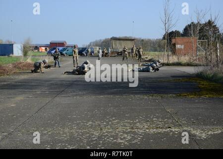 Us-Soldaten der 39th Signal Battalion, reagieren auf Indirektes Feuer während Commander Ausbildung, 22. März 2017 Chièvres, lokalen Bereich Schulungen. Stockfoto