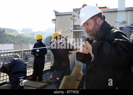 MARSEILLE, Frankreich — James Anderson, USNS Trenton Dritte Offizier, beobachtet, wie Personal auf der Werft Chantier Naval de Marseille befindet sich innerhalb des Hafens von Marseille, Frankreich, Revisionsarbeiten am 4. April abgeschlossen. Trenton ist eine Expeditionary schnell Transportschiff, das eine vorgeschriebene jährliche Zeitraum pro American Bureau of Shipping Anforderungen Trockendock hat. . Stockfoto