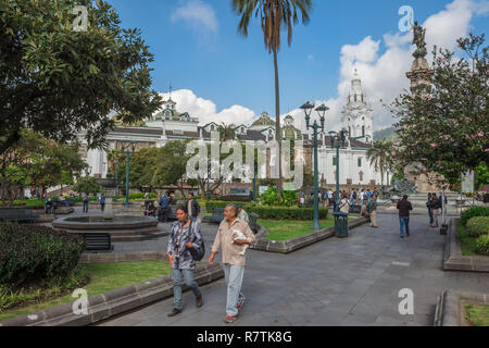 Platz der Unabhängigkeit mit der Metropolitan Kathedrale und das Denkmal für die Helden der Unabhängigkeit, 1809, Quito Stockfoto