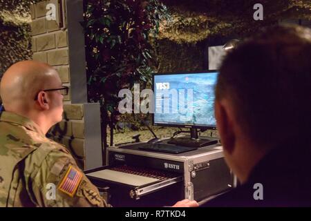 U.S. Army Staff Sgt. Heriberto Nieves, zum 39th Signal Battalion zugeordnet, versucht, die virtuelle Schlacht Szene 3 Programm, das auf die aktualisierte Schulung Support Center Benelux Motivationsfähigkeiten Trainer II, unter Aufsicht von einem Auftragnehmer, auf chièvres Air Base, Belgien, 23. März 2017. Stockfoto