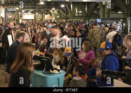 Südöstlichen Wisconsin Schüler und Lehrer Line up am Stand Wisconsin's Emergency Management während der Brewers' Science Fair, Teil von Wetter Tag am Miller Park in Milwaukee am 6. April. Wisconsin Emergency Management, Teil der Staatlichen Abteilung für militärische Angelegenheiten, interagiert mit Tausende von Kindern für Wetter Tag, ein Programm, das die Jugend über das Wetter gefahren zu erziehen und wie im Falle einer wetterbedingten Notfällen vorbereitet zu sein. Wisconsin Abteilung für militärische Angelegenheiten Stockfoto