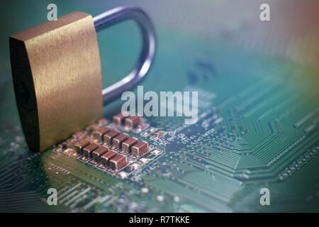 Golden lock sitzen auf elektrischen Schaltkreis als Konzept der Internet Data Sicherheit. Close-up Full Frame von oben mit Kopie Raum gesehen Stockfoto