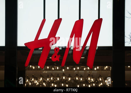 Montreal, Kanada, 10. Dezember, 2018. H&M Kleidung Store anmelden. Credit: Mario Beauregard/Alamy leben Nachrichten Stockfoto