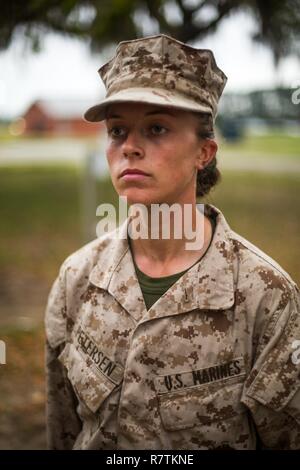 RCT Jerica M. Petersen, gebürtig 23-Year-Old Austin, Minnesota, ist derzeit in Ausbildung bei Marine Corps rekrutieren Depot Parris Island, SC, in der Hoffnung, verdient den Titel Vereinigte Staaten Marine. Petersen ist mit Zug 4015, Papa Unternehmen, 4. rekrutieren Training Bataillon Ausbildung und Diplom-28. April 2017 soll. "Ich wollte meine Familie und Freunde von Krieg, schützen können", sagte Petersen, der 2012 Austin High School abschloss. "Ich wollte auch mich push und etwas erreichen. Ich wusste, wenn ich Boot Camp beenden konnte, dass ich etwas erreichen konnte." Rund 19.000 Stockfoto