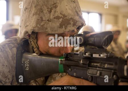 RCT Dylan T. Sloan, Platoon 1029, Bravo Company, 1. rekrutieren Training Bataillon, Sehenswürdigkeiten in beim üben Bekämpfung Treffsicherheit 5. April 2017, auf Parris Island, S.C. Sloan, 19, aus Battle Creek, Michigan, ist Dipl. 28. April 2017 geplant. Parris Island wurde die Website des Marinekorps-Rekrut-training seit 1. November 1915. Heute kommen etwa 19.000 Rekruten auf Parris Island jährlich für die Chance, United States Marines werden durch dauerhafte 12 Wochen strenge, transformative Training. Parris Island ist Heimat von Entry-Level-eingetragene Training für rund 49 Prozent der männlichen Aktivit Stockfoto