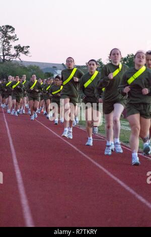 Rekruten laufen 1,5 km während einer anfänglichen Stärke Test April 7, 2017, auf Parris Island, S.C., nachdem Sie die anfängliche Stärke, diese Rekruten wird Papa Unternehmen, 4. rekrutieren Ausbildung Bataillon zugeordnet werden. Papa Unternehmen ist zu graduieren, 30. Juni 2017 geplant. Rund 19.000 Rekruten kommen auf Parris Island jährlich für die Chance, United States Marines werden durch dauerhafte 12 Wochen der Strenge, transformative Training. Parris Island ist die Heimat von Entry-level-Soldaten Ausbildung für rund 49 Prozent der männlichen Rekruten und 100 Prozent der weiblichen Rekruten in der Marine Corps. Stockfoto