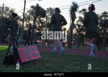 Rekruten laufen 1,5 km während einer anfänglichen Stärke Test April 7, 2017, auf Parris Island, S.C., nachdem Sie die anfängliche Stärke, diese Rekruten wird Papa Unternehmen, 4. rekrutieren Ausbildung Bataillon zugeordnet werden. Papa Unternehmen ist zu graduieren, 30. Juni 2017 geplant. Rund 19.000 Rekruten kommen auf Parris Island jährlich für die Chance, United States Marines werden durch dauerhafte 12 Wochen der Strenge, transformative Training. Parris Island ist die Heimat von Entry-level-Soldaten Ausbildung für rund 49 Prozent der männlichen Rekruten und 100 Prozent der weiblichen Rekruten in der Marine Corps. Stockfoto