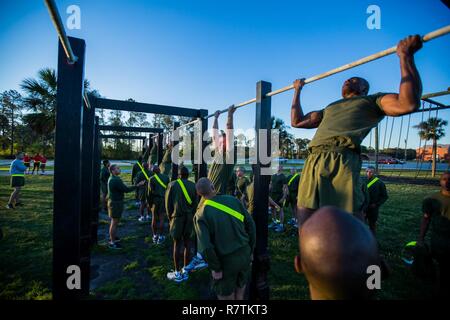 Rekruten Die pullups während einer anfänglichen Stärke Test April 7, 2017, auf Parris Island, S.C., nachdem Sie die anfängliche Stärke, diese Rekruten wird Delta Firma, 1 Recruit Training Bataillon zugeordnet werden. Delta Unternehmen ist zu graduieren, 30. Juni 2017 geplant. Rund 19.000 Rekruten kommen auf Parris Island jährlich für die Chance, United States Marines werden durch dauerhafte 12 Wochen der Strenge, transformative Training. Parris Island ist die Heimat von Entry-level-Soldaten Ausbildung für rund 49 Prozent der männlichen Rekruten und 100 Prozent der weiblichen Rekruten in der Marine Corps. Stockfoto