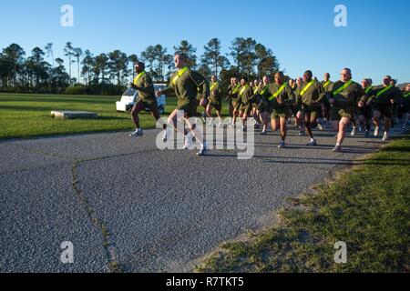 Rekruten beginnen eine 1,5-Meile laufen während einer Anfangsfestigkeit Prüfung 7. April 2017, auf Parris Island, SC Nach dem passieren des Anfangsfestigkeit Tests, werden diese Rekruten Delta Company, 1. rekrutieren Training Bataillon zugeteilt. Delta-Firma ist, Diplom 30. Juni 2017 geplant. Rund 19.000 Rekruten kommen auf Parris Island jährlich für die Chance, United States Marines werden durch dauerhafte 12 Wochen strenge, transformative Training. Parris Island ist Heimat von Entry-Level-eingetragene Training für rund 49 Prozent der männlichen Rekruten und 100 Prozent der weiblichen Rekruten in der Marine Corps. Stockfoto