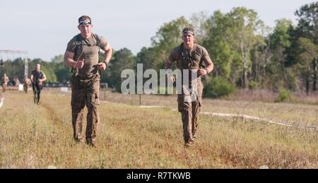 Sgt. 1. Klasse Sean Smith, ein Mitglied des zweiten Bataillons, 108 Infanterie der New York Army National Guard, und sein Mannschaftskamerad, Sgt. 1. Klasse Jesse Volk von 19 Special Forces Group Head die Texas Army National Guard für die nächsten Hindernis während der besten Ranger Wettbewerb in Fort Benning, Georgia am 6. April 2017. Smith und Volk waren eine von drei nationalen Schutz am besten Ranger Wettbewerb Teams die anstrengenden 62-stündigen Veranstaltung abzuschließen. Stockfoto