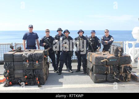 Crew der Coast Guard Cutter Zuverlässige stand mit Betäubungsmittel verboten während eines zweimonatigen Patrouille. Der Cutter zuverlässige Crew in ihren Heimathafen zurück, Virginia Beach, Virginia, nach einem zweimonatigen Patrouille der östlichen Pazifischen Ozean Mai 4, 2017. Während diese Patrouille, die Besatzung beschlagnahmt Mehr als 8.000 Kilo Kokain mit einem geschätzten Wert von $ 122 Mio. Die als Beweismittel zu 19 mutmassliche Schleuser zu verfolgen verwendet wird. Stockfoto