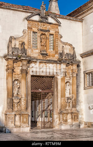 Eingangstür der Juristischen Fakultät der Universität Coimbra, Weltkulturerbe der UNESCO, Coimbra, Region Centro, Portugal Stockfoto