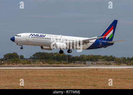 Malev - Hungarian Airlines Boeing 737-8 Q8 auf Endrunden für die Piste 32. Stockfoto