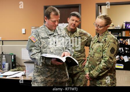 Army Reservist Oberstleutnant Robert J. Gleason, Judge Advocate General, 98th Abteilung Weiterbildung (erster Eintrag), spricht mit der 98Th Generalinspekteur und rechtlichen noncommissioned Officer während einer Schlacht Montage Ausbildung Wochenende in Fort Benning, Georgia. Gleason, eine Charolette, N.C. Bewohner vor kurzem von der US-Armee Judge Advocate General ausgewählt wurde als militärische Richter zu dienen. Diese elitäre Position ist der Schlußstein seiner Karriere, nach Gleason. "Ich bin sehr geehrt, ausgewählt worden zu sein. Für mich ist es ein Traum Job. Ich bin sehr aufgeregt über die Gelegenheit." Stockfoto