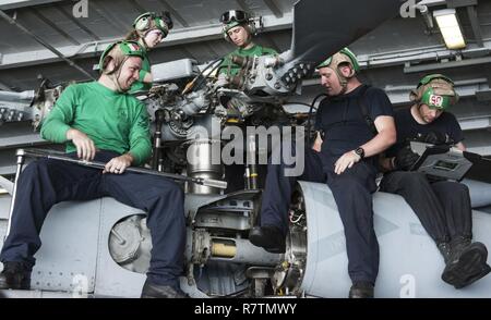 Arabischen Golf (29. März 2017) Segler Führen Sie Wartungsarbeiten an einem MH-60S Sea Hawk, das "tridents" der Hubschrauber Meer Combat Squadron (HSC) 9, an Bord der Flugzeugträger USS George H.W. befestigt Bush (CVN 77) (GHWB). GHWB ist in den USA der 5. Flotte Bereich für Maßnahmen zur Erhöhung der Sicherheit des Seeverkehrs auf die Verbündeten und Partnern zu beruhigen bereitgestellt, und der Freiheit der Schiffahrt und des freien Handels in der Region erhalten. Stockfoto