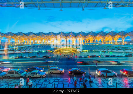 Bahnhof Gare do Oriente bei Dämmerung, Parque das Naçoes, Lissabon, Portugal Stockfoto