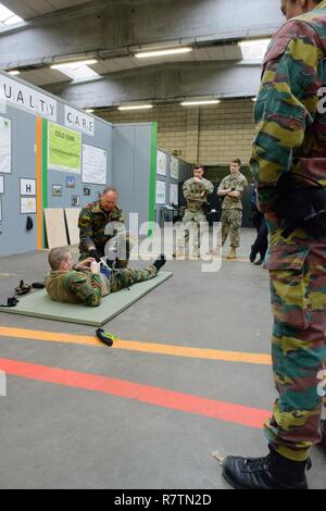 Ein belgischer Trainer Tactical Combat Casualty Care von US-Soldaten mit United States Army Garrison Benelux-Brussels Militärpolizei, Mitgliedern der belgischen Polizei Zone von Zaventem, und einer Gruppe von Soldaten, die in den belgischen Landstreitkräfte "ISTAR (Intel, Überwachung, Zielerfassung, Aufklärung) Bataillon bei einem gemeinsamen Training, auf einen belgischen Militärbasis, in Leopoldsburg, Belgien, 29. März 2017. Stockfoto