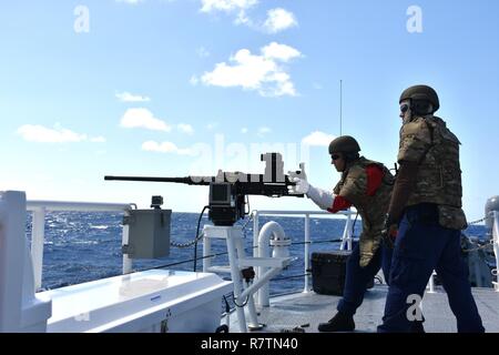 Petty Officer 2nd class Alexander West führt die erste flott Test des neu entwickelten Gyroscopically .50 cal Berg, in der Nähe von Key West, Florida, März 30, 2017 stabilisiert. Während der Test, den er als Berg Kapitän serviert und bot Gelegenheit für Interessenvertreter der Mount's Fähigkeiten verfügen, um im Vergleich mit dem Standard Test montieren. Stockfoto